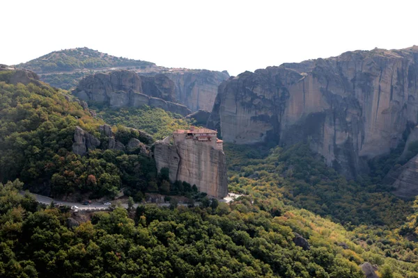 Panoramisch uitzicht van heilige klooster van Varlaam geplaatst op de rand van de hoge rots, Kastraki, Griekenland — Stockfoto