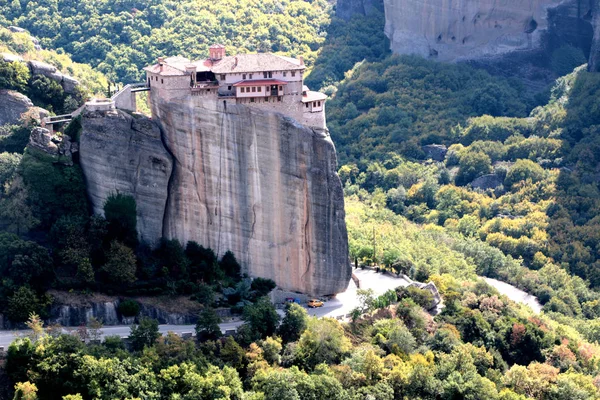 Panoramatický pohled Holy Monastery Varlaam umístěn na okraji vysoké skály, Kastraki, Řecko — Stock fotografie
