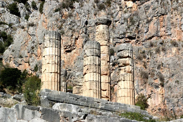 The ruins of Temple of Apollo in the archaeological site of Delphi in Greece. Delphi was believed to be the centre of the earth — Stock Photo, Image