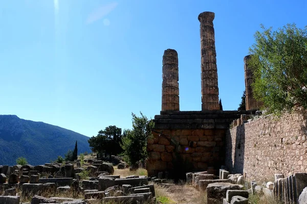 Las ruinas del templo de Apolo en el sitio arqueológico de Delphi en Grecia. Delfos se creía que era el centro de la tierra — Foto de Stock