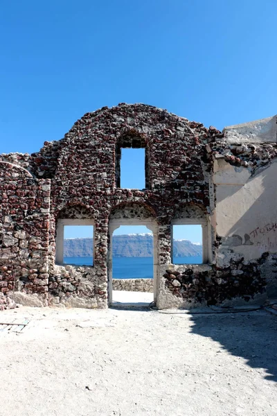 Wall of Byzantine Castle Ruins in Oia village, Santorini, Greece,bright Sunny day — Stock Photo, Image