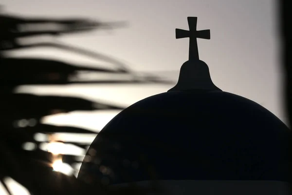 Blauwe koepel van kerk als silhouet weer de zonsopgang in Santorini, Griekenland — Stockfoto