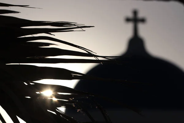 Blauwe koepel van kerk als silhouet weer de zonsopgang in Santorini, Griekenland — Stockfoto