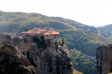 Yüksek rock, Kastraki, Yunanistan kenarında yer Varlaam kutsal Manastırı panoramik manzaralı