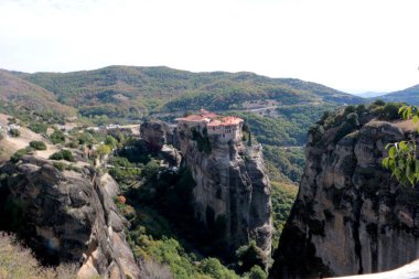 Yüksek rock, Kastraki, Yunanistan kenarında yer Varlaam kutsal Manastırı panoramik manzaralı