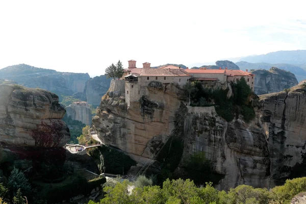 Panoramatický pohled Holy Monastery Varlaam umístěn na okraji vysoké skály, Kastraki, Řecko — Stock fotografie