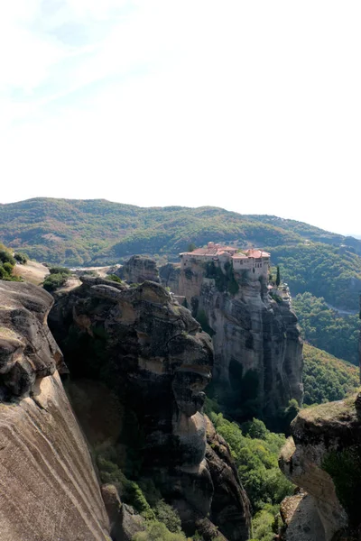 Panoramatický pohled Holy Monastery Varlaam umístěn na okraji vysoké skály, Kastraki, Řecko — Stock fotografie