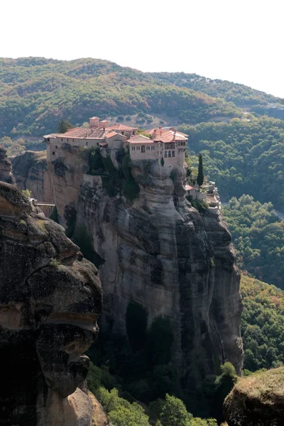 Panoramatický pohled Holy Monastery Varlaam umístěn na okraji vysoké skály, Kastraki, Řecko — Stock fotografie