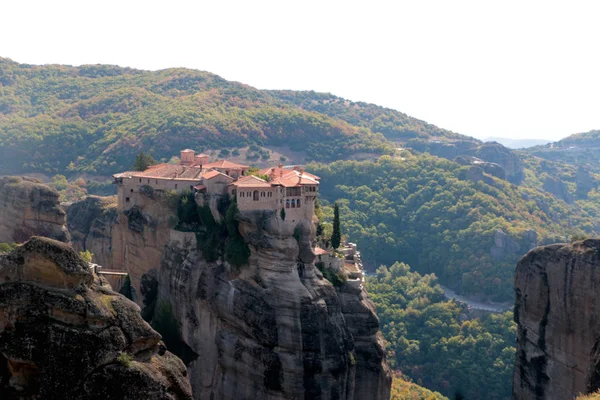 Panoramatický pohled Holy Monastery Varlaam umístěn na okraji vysoké skály, Kastraki, Řecko — Stock fotografie