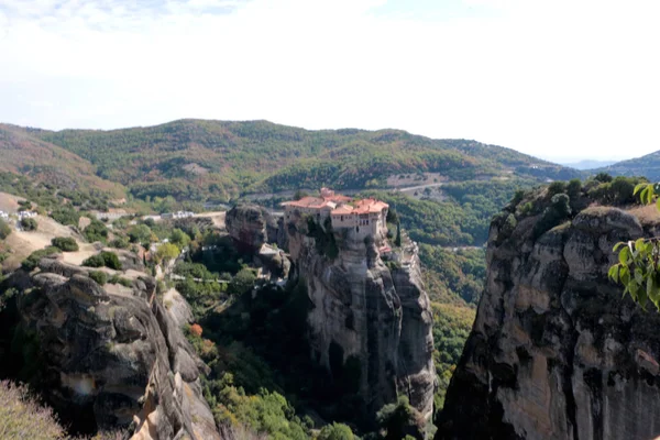 Vista panorâmica do monastery holy de Varlaam colocado na borda da rocha alta, Kastraki, Greece — Fotografia de Stock