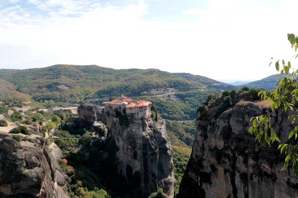 Vue panoramique du monastère Sainte de Varlaam situé sur le bord de la haute roche, Kastraki, Grèce — Photo