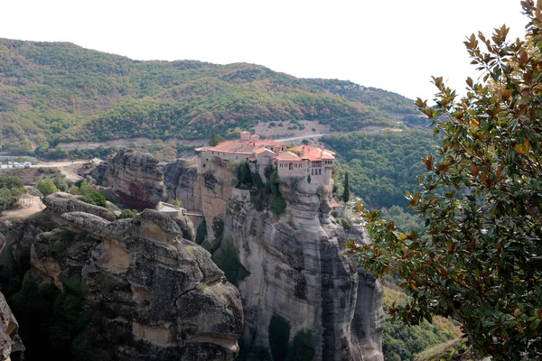 Panoramiczny widok na klasztor Świętego Varlaam umieszczone na skraju wysokiej skale, Kastraki, Greece — Zdjęcie stockowe