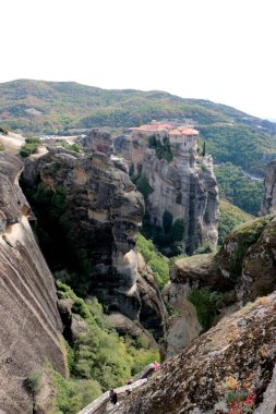 Yüksek rock, Kastraki, Yunanistan kenarında yer Varlaam kutsal Manastırı panoramik manzaralı