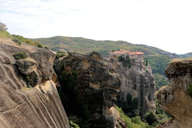 Yüksek rock, Kastraki, Yunanistan kenarında yer Varlaam kutsal Manastırı panoramik manzaralı
