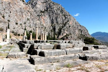 Delphi Yunanistan'da sit alanı içinde Apollon Tapınağı kalıntıları. Delphi dünyanın merkezi inanılan