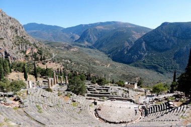 Amfitiyatro, Delphi, Yunanistan'ın arkeolojik sitedeki görünümü