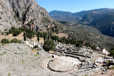 Amfitiyatro, Delphi, Yunanistan'ın arkeolojik sitedeki görünümü