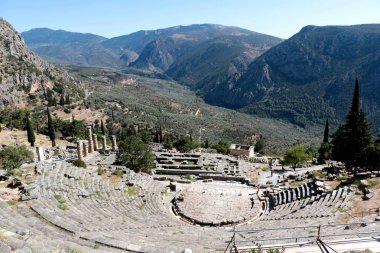 Amfitiyatro, Delphi, Yunanistan'ın arkeolojik sitedeki görünümü