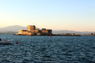 Bourtzi su şatosudur Yunanistan Nafplio sahil adlı bir kale ile küçük bir ada