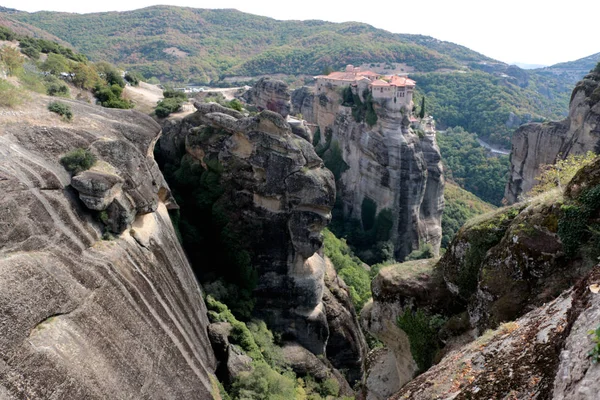 Vue panoramique du monastère Sainte de Varlaam situé sur le bord de la haute roche, Kastraki, Grèce — Photo