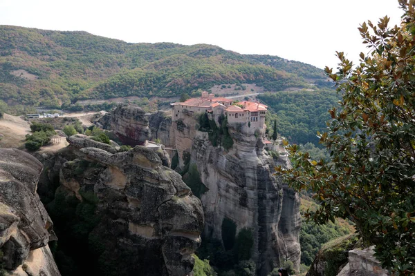 Panoramautsikt över heliga klostret av Varlaam placeras på kanten av hög klippa, Kastraki, Grekland — Stockfoto