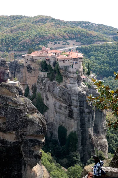 Panoramatický pohled Holy Monastery Varlaam umístěn na okraji vysoké skály, Kastraki, Řecko — Stock fotografie