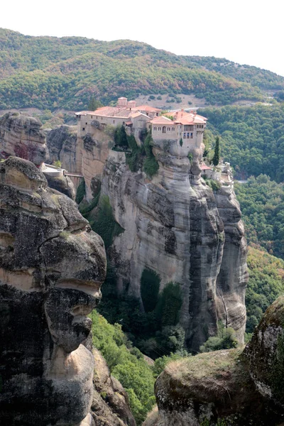 Panoramatický pohled Holy Monastery Varlaam umístěn na okraji vysoké skály, Kastraki, Řecko — Stock fotografie