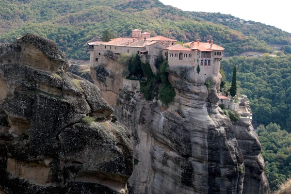 Panoramatický pohled Holy Monastery Varlaam umístěn na okraji vysoké skály, Kastraki, Řecko — Stock fotografie