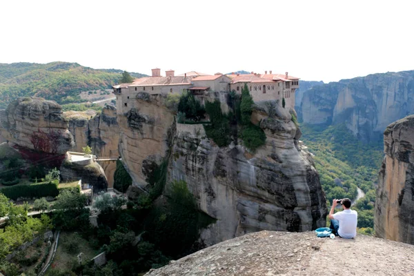Panoramatický pohled Holy Monastery Varlaam umístěn na okraji vysoké skály, Kastraki, Řecko — Stock fotografie