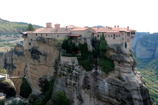 Panoramatický pohled Holy Monastery Varlaam umístěn na okraji vysoké skály, Kastraki, Řecko — Stock fotografie