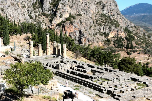 Las ruinas del templo de Apolo en el sitio arqueológico de Delphi en Grecia. Delfos se creía que era el centro de la tierra — Foto de Stock