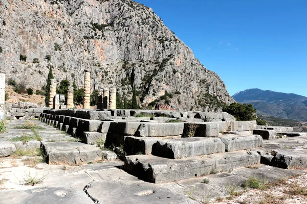 Las ruinas del templo de Apolo en el sitio arqueológico de Delphi en Grecia. Delfos se creía que era el centro de la tierra — Foto de Stock