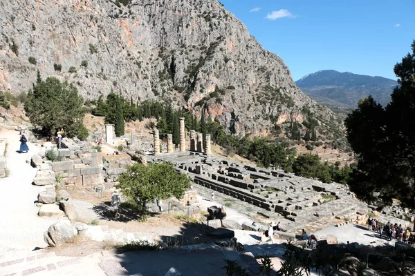 Las ruinas del templo de Apolo en el sitio arqueológico de Delphi en Grecia. Delfos se creía que era el centro de la tierra — Foto de Stock