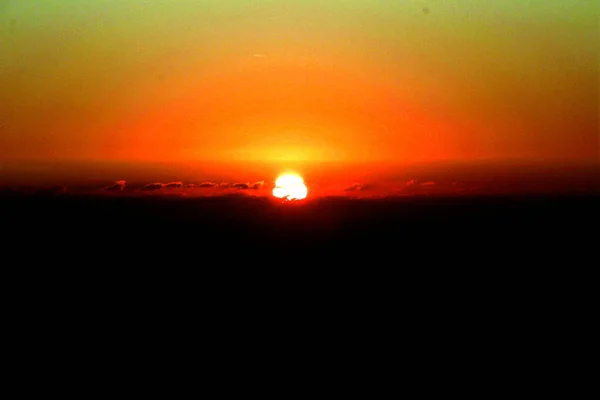 Le ciel rouge au coucher du soleil avec le soleil et les nuages. Un ciel magnifique et coloré au coucher du soleil. Oia Santorini Grèce — Photo