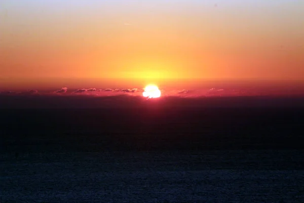 Le ciel rouge au coucher du soleil avec le soleil et les nuages. Un ciel magnifique et coloré au coucher du soleil. Oia Santorini Grèce — Photo
