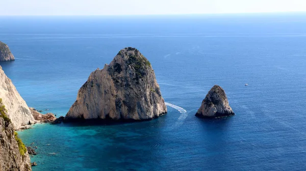 A legjobb kilátás nyílik a nagy és kis Mizithra sziget, Zakynthos, Görögország — Stock Fotó