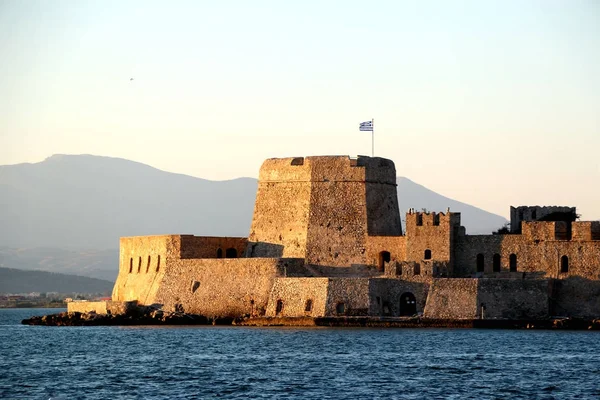 El castillo de agua Bourtzi es una pequeña isla con una fortaleza en la costa de Nafplio en Grecia —  Fotos de Stock