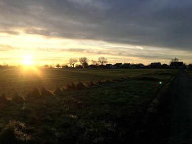 Güneş ışınları Alps yakınındaki Alman köyde bir sonbahar görünümünde gündoğumu