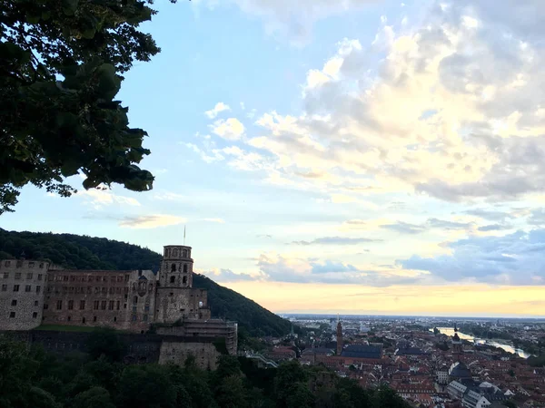 Heidelberg oude stad Aldstadt uitkijkpunt van scheffelterasse een kasteel terras uitzicht. Heidelberg, Duitsland — Stockfoto