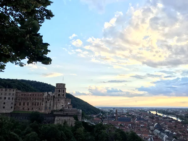 Heidelberg casco antiguo aldstadt mirador desde scheffelterasse una vista a la terraza del castillo. Heidelberg, Alemania — Foto de Stock