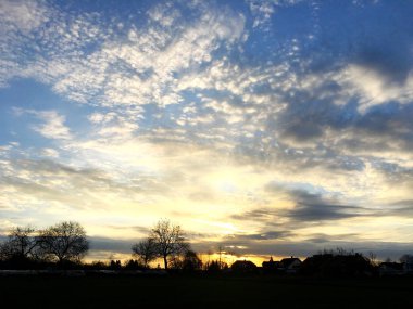 Güneş ışınları Alps yakınındaki Alman köyde bir sonbahar görünümünde gündoğumu