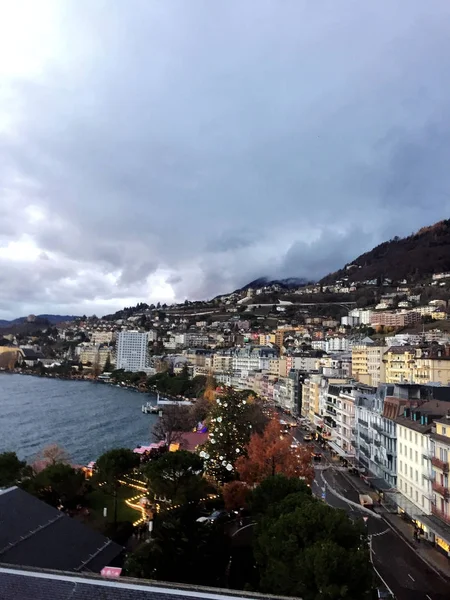 24 november 2017 Montreux Swiss - luchtfoto van de Kerstmarkt en de oude stad in Montreux, Zwitserland — Stockfoto