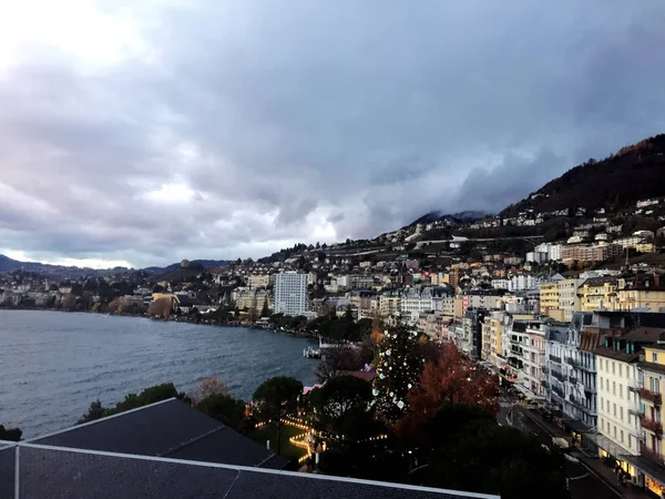 2017 Kasım 24 Montreux Swiss - Noel Pazar ve Montreux, İsviçre eski şehrin havadan görünümü — Stok fotoğraf
