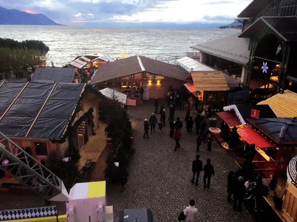 24 november 2017 Montreux Swiss - luchtfoto van de Kerstmarkt en de oude stad in Montreux, Zwitserland — Stockfoto