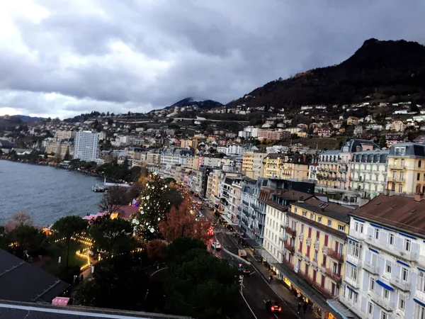 24 november 2017 Montreux Swiss - luchtfoto van de Kerstmarkt en de oude stad in Montreux, Zwitserland — Stockfoto