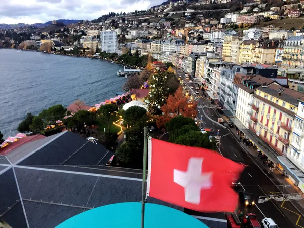 2017 nov 24 Montreux Swiss-luchtfoto van Kerstmarkt en oude stad met Zwitserse nationale vlag in Montreux, Zwitserland — Stockfoto