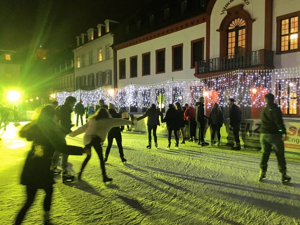 2017 29 november-mensen schaatsen in kerstmarkt in Heidelberg — Stockfoto
