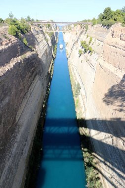 Bir gemi kanal geçecek süre Ege Yunanistan görünümünde Corinth Kanalı