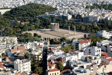 Tapınak, Olympian Zeus Akropolis'e, Atina, Yunanistan görüldüğü gibi Olympieion. Atina Cityscape arka plan üzerinde