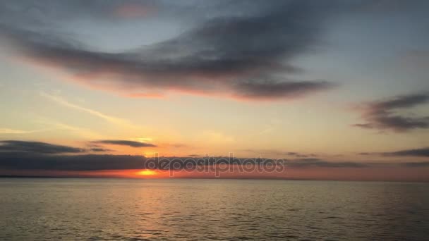 Схід сонця на морі вранці — стокове відео